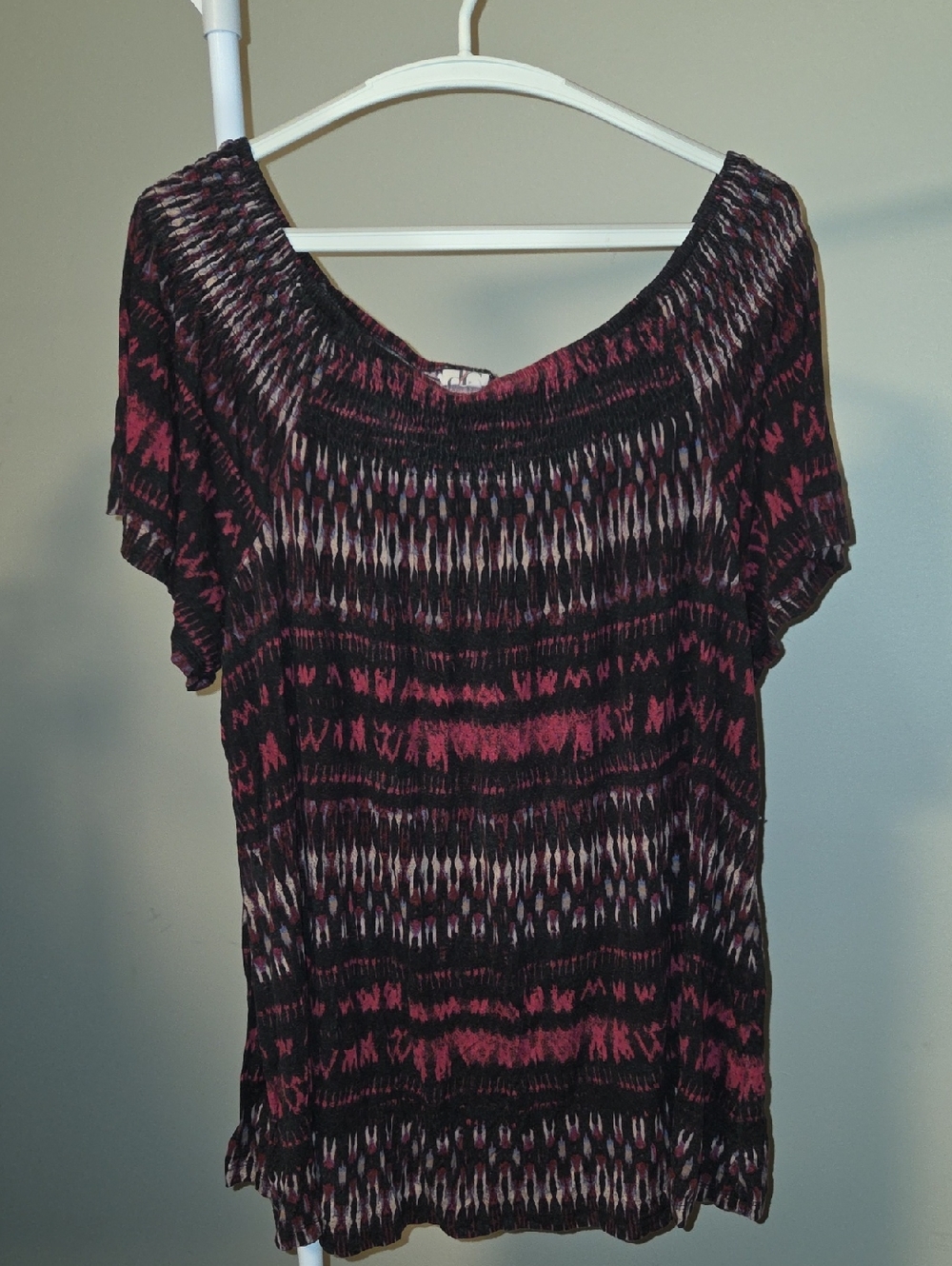 Women’s Short Sleeve Patterned Top in Black and Burgundy